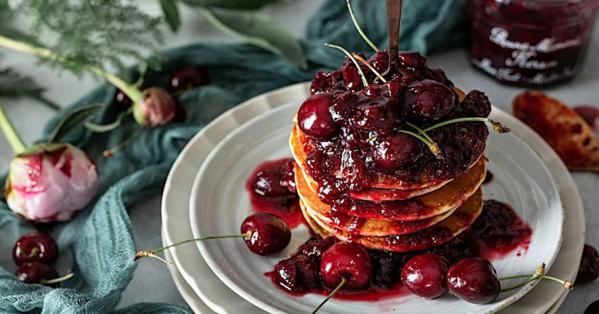 You are currently viewing The Best Easy Pancakes with Cheery Sauce