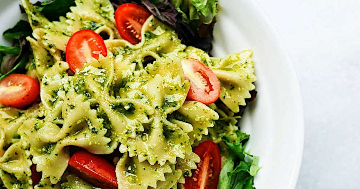 You are currently viewing The Best Quick Pasta Salad with Pesto